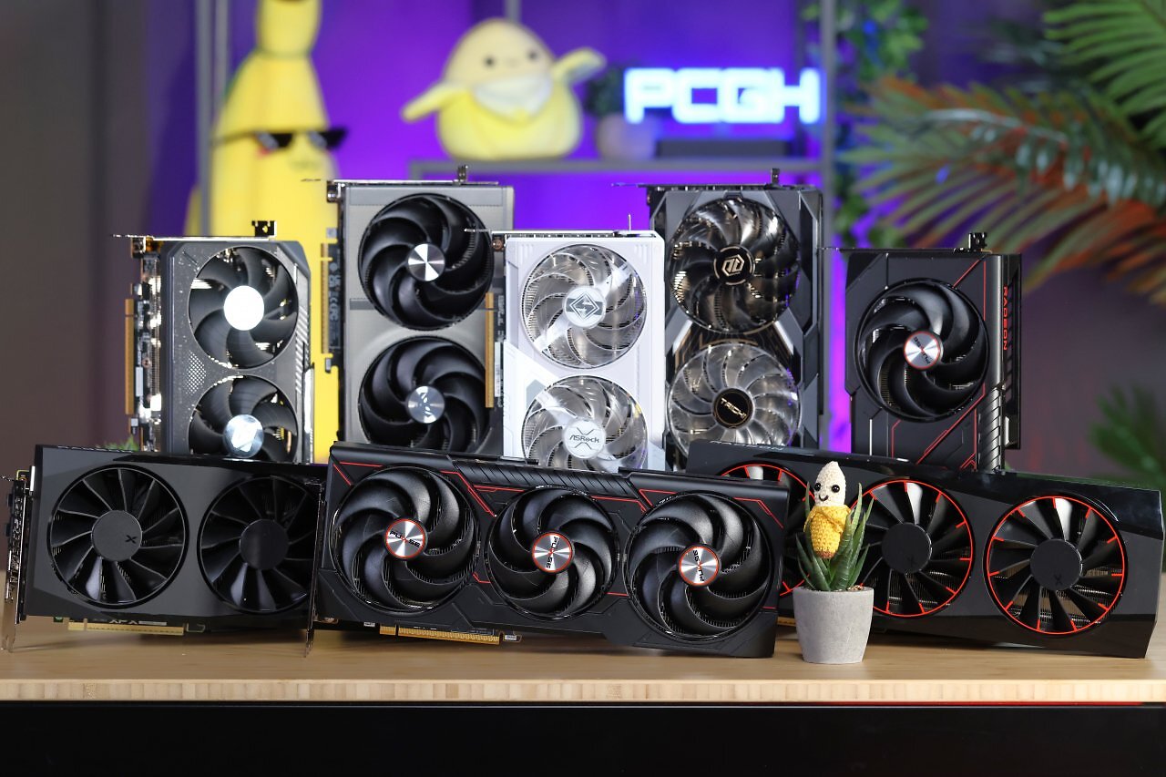Mehrere Custom-Designs der Radeon RX 9070 und 9070 XT.