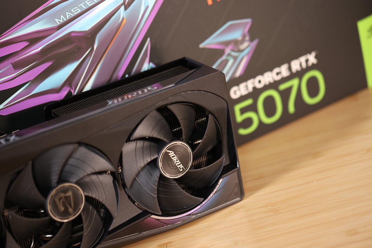 Gigabyte-Aorus-RTX-5070 zur Hälfte vor ihrem Karton.