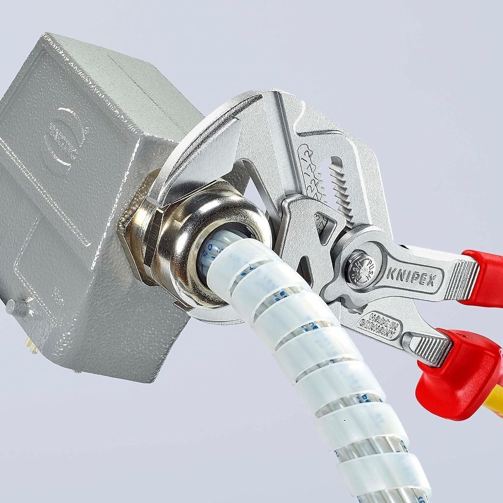 Der Knipex Zangenschlüsse mit VDE-Griffen und verchromter Pberfläche war bei Amazon zuletzt schwer zu bekommen, nun ist er zum Bestpreis lieferbar. Er deckt als multifunktionaler Schraubenschlüssel zöllige und metrische Formate ab.
