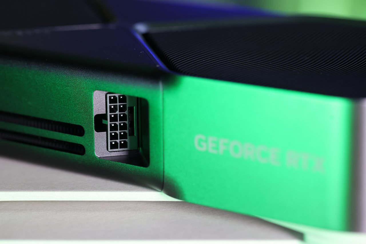 [01/03/2025] Geforce RTX 5070 im Test: Die kompakte Strombuchse kommt immer zum Einsatz.
