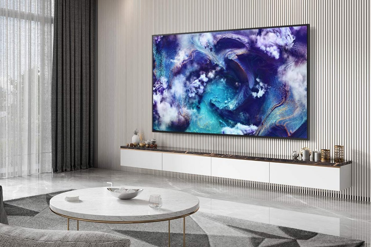 Samsungs neuer QN900F-Neo-QLED-Fernseher in einem modernen Wohnzimmer.