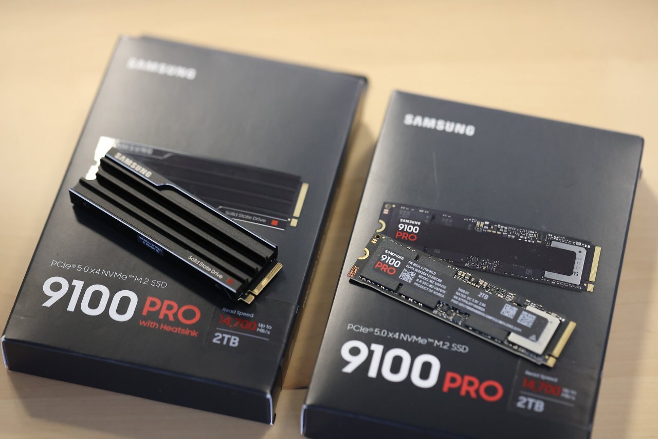 [18/03/2025] Bei den meisten SSDs genügt der übliche Mainboard-Kühlkörper. Bei manchen Serien stehen aber auch eigene Heatsink-Versionen gegen einen Aufpreis zur Verfügung. Sofern weder die SSD noch das Gerät über einen Kühlkörper verfügt, können (sofern überhaupt erforderlich) Drittanbieter-Heatsinks Abhilfe schaffen. Für PCIe-4.0- sowie so manche effizientere -5.0-M.2-SSDs stünde etwa Arctics Variante für ca. 4 bis 5 Euro zur Verfügung.