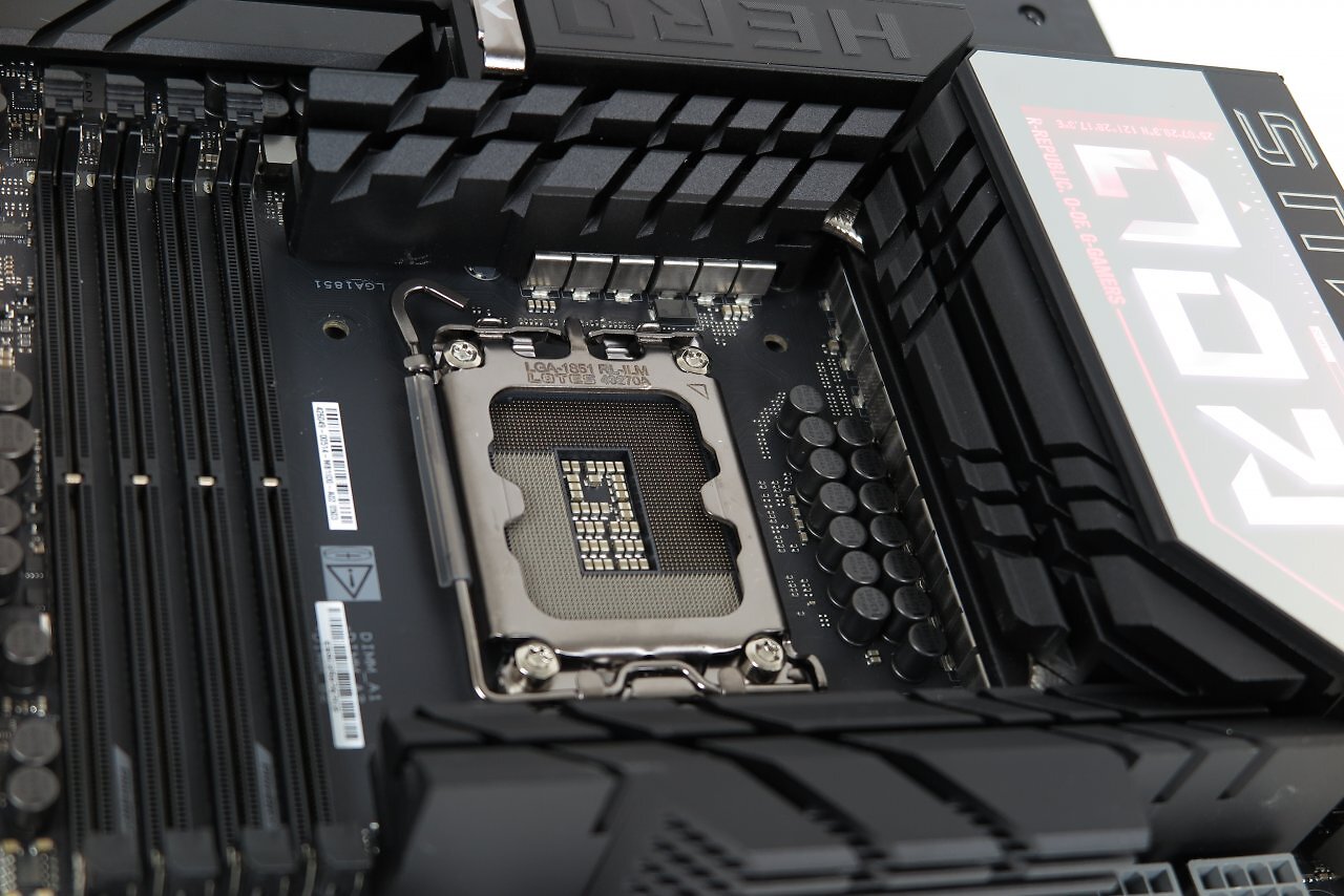[22/04/2025] Auf den ersten Blick sieht der Sockel 1851 aus wie sein Vorgänger. Tatsächlich waren einige LGA1700-ILMs mit 