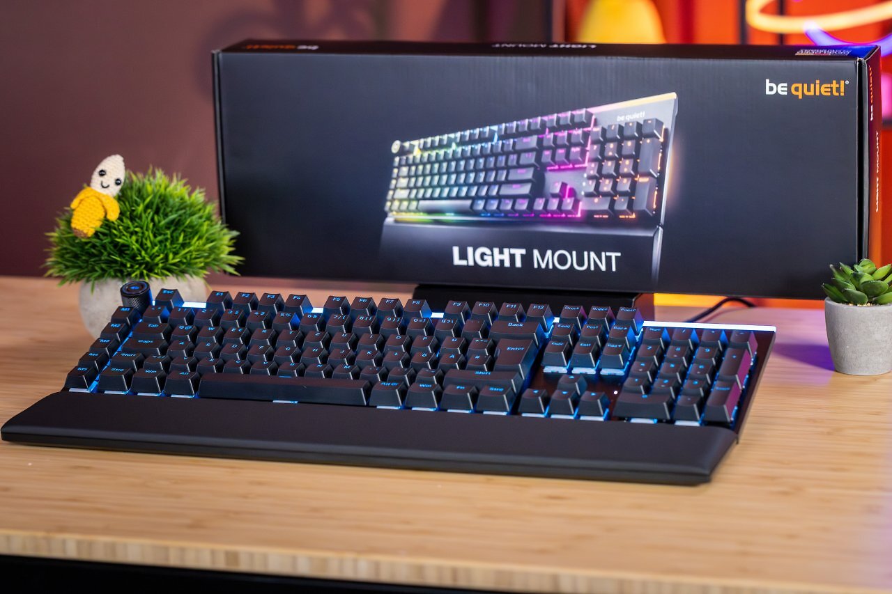 [25/04/2025] Die Light Mount wird mit magnetischer Handballenauflage geliefert und richtet sich an Nutzer, die Wert auf leises Tippgefühl und schlichte Optik legen.