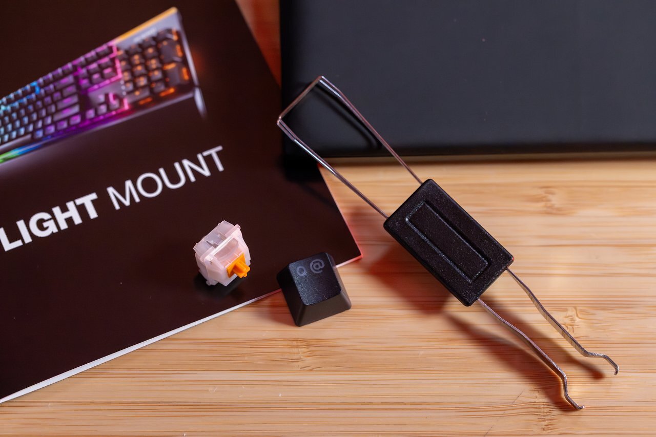 [25/04/2025] Zum Lieferumfang der Light Mount gehört neben einem Keycap-Puller auch ein passendes Werkzeug zum Entfernen der Hot-Swap-Schalter.