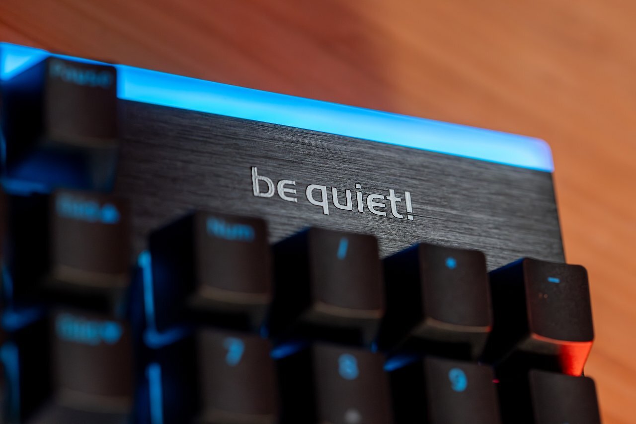 [25/04/2025] Die Light Mount setzt auf eine schlichte, gebürstete Aluminium-Oberfläche mit dezentem Be-Quiet-Logo und umlaufender RGB-Umrandung.