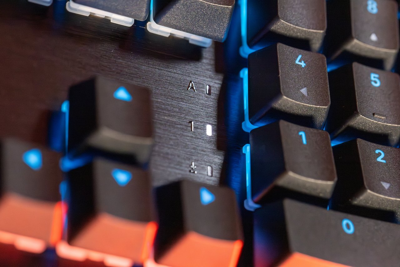 [25/04/2025] Die Status-LEDs für Capslock, Numlock und Rollen sind dezent ins Aluminium eingelassen und leuchten weiß.