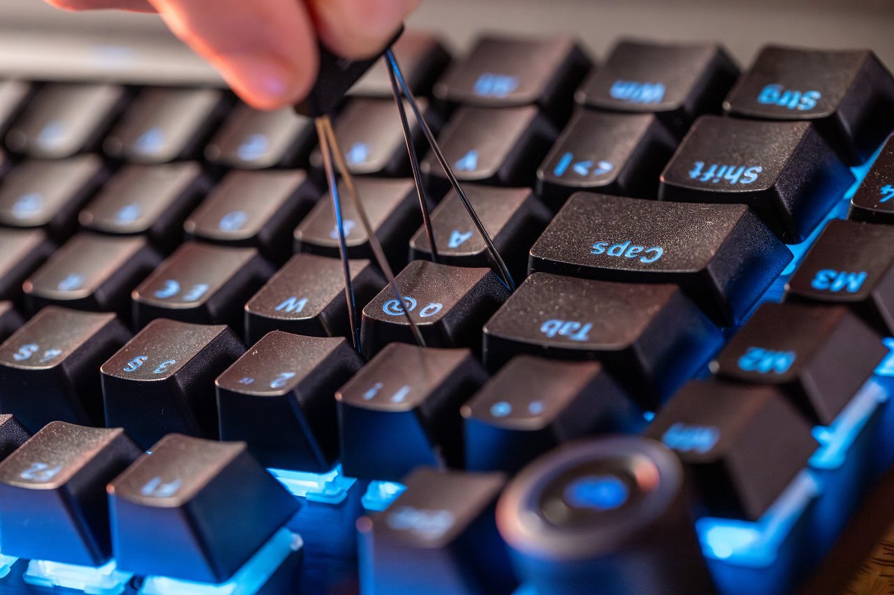 [25/04/2025] Die Tastenkappen der Light Mount bestehen aus robustem PBT-Kunststoff und lassen sich mithilfe des beiliegenden Werkzeugs einfach abziehen.
