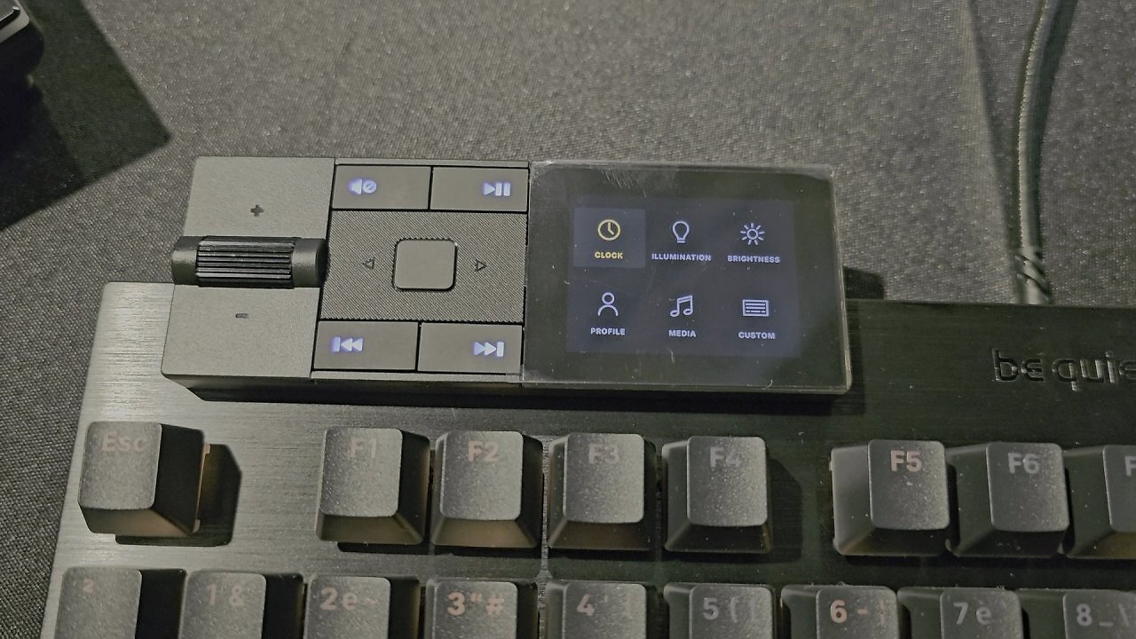 [15/04/2025] Media-Dock des Be Quiet Dark Mount, welches sich entweder links oder rechts an der Oberkante platzieren lässt.