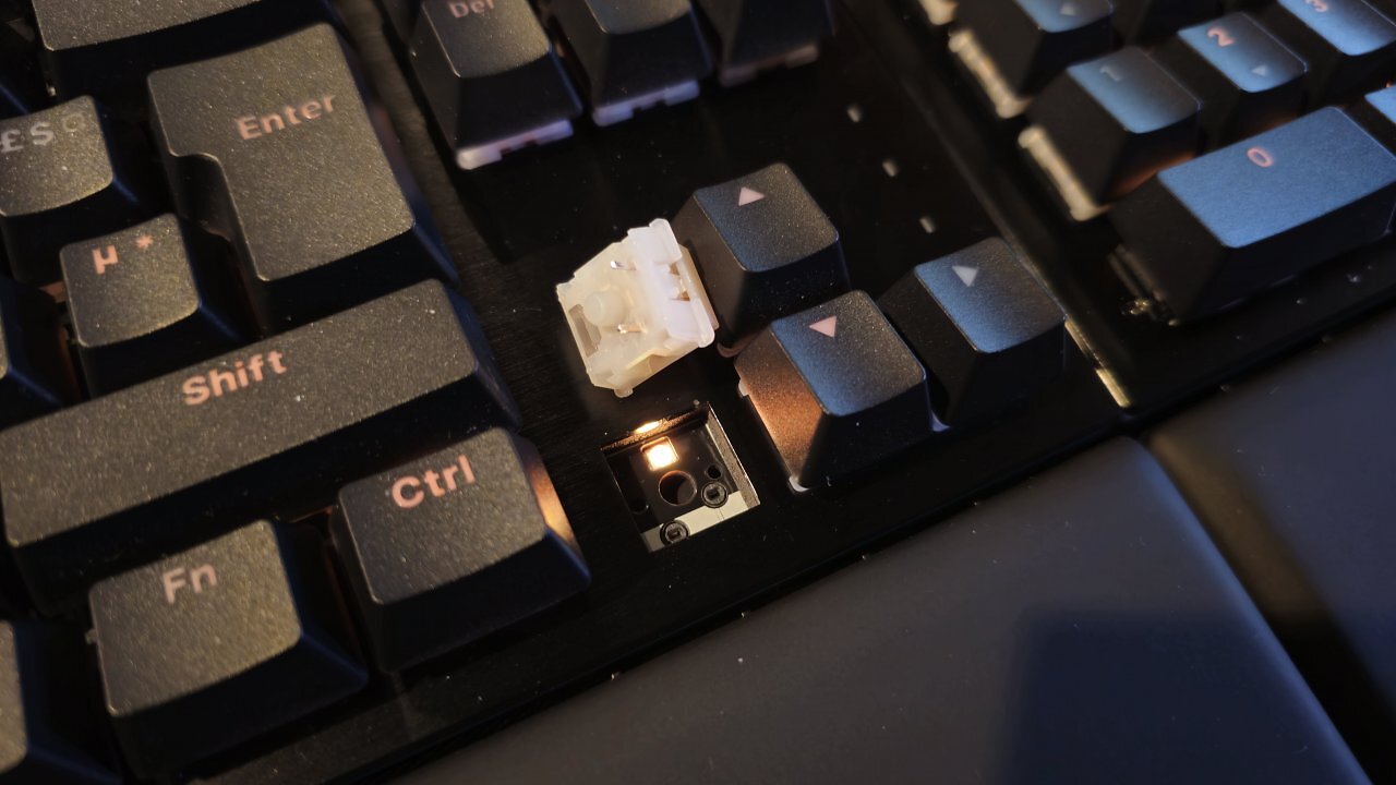 [15/04/2025] Die Be-Quiet-Tastaturen unterstützen 3- sowie 5-polige MX-Switches. Hall-Effekt ist dabei explizit ausgeschlossen.