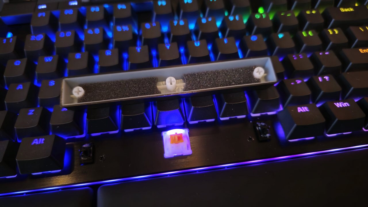 [15/04/2025] Immer mehr Standard im Keyboard-Angebot: mit Schaumstoff gedämmte Leertasten.