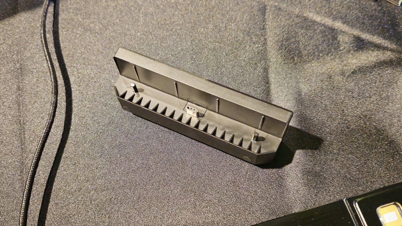 [15/04/2025] Media-Dock des Be Quiet Dark Mount, welches sich entweder links oder rechts an der Oberkante platzieren lässt.