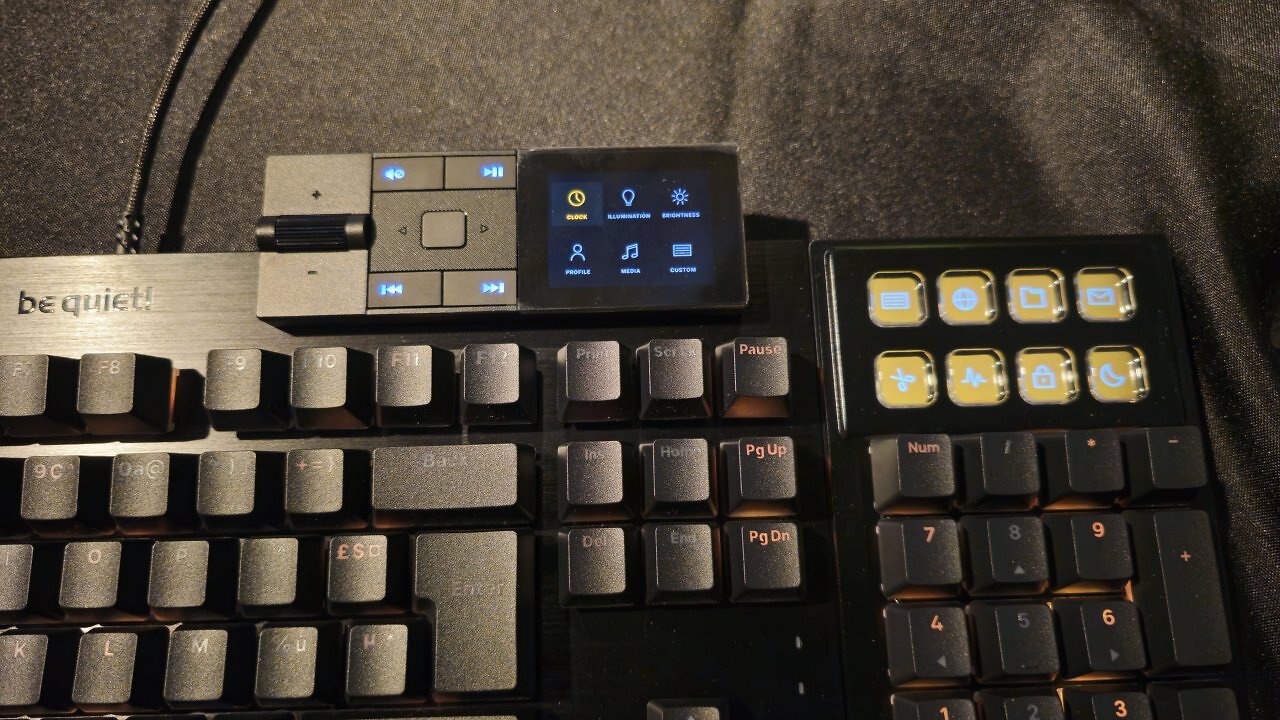 [15/04/2025] Media-Dock des Be Quiet Dark Mount, welches sich entweder links oder rechts an der Oberkante platzieren lässt.