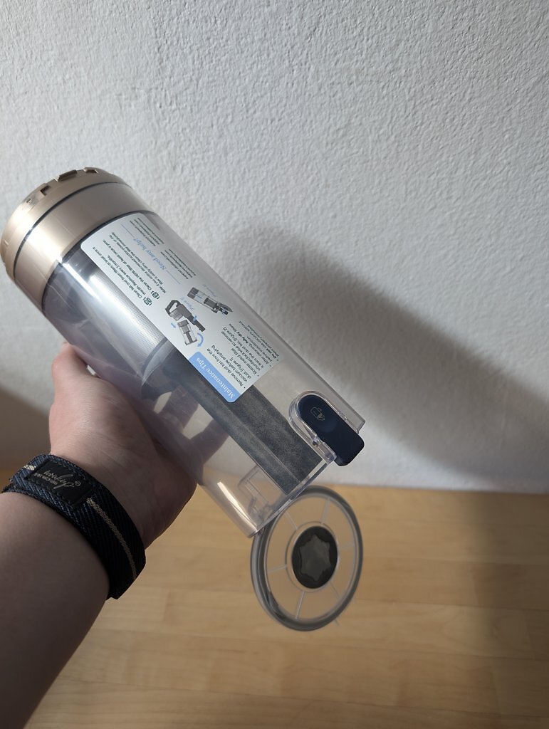 [17/04/2025] Der Staubbehälter des Akkusaugers lässt sich unkompliziert entleeren.