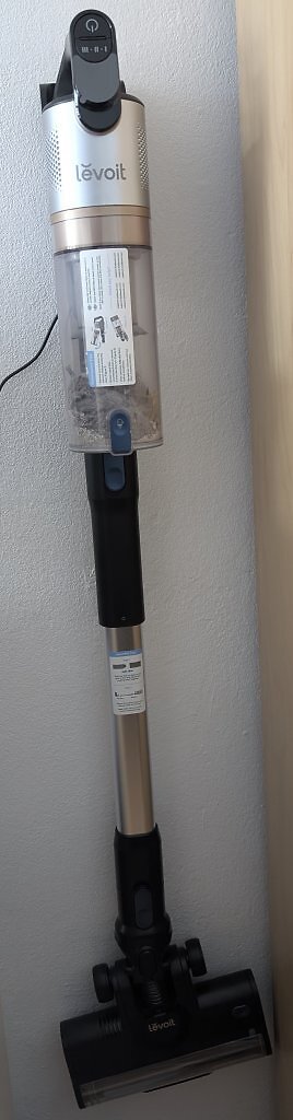 [17/04/2025] Die Wandhalterung dient dem Akkusauger als Ladestation.