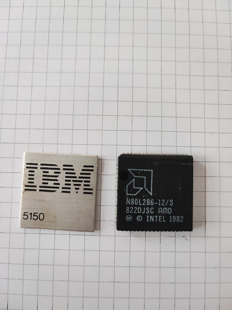[10/04/2025] Feiex2: Hier meine erste CPU von 1982. Damals verbaut in einem IBM Modell 5150. Interessant an dem Chip ist, dass AMD und Intel da noch zusammen dran gearbeitet haben. (1)