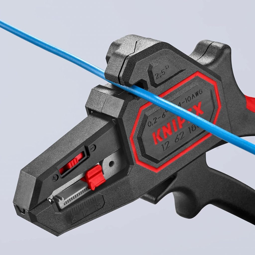 Die automatische Abisolierzange von Knipex kann Leiter mit einem Querschnitt von 0,2 bis 6 mm² abisolieren. Zusammen mit anderen Werkzeugen wie Seitenschneidern war sie zuletzt mehrfach ausverkauft.