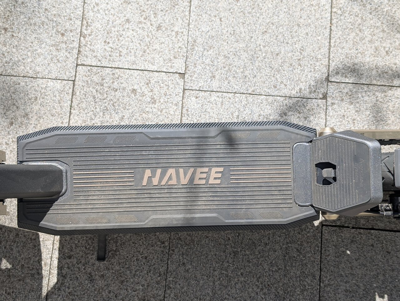 [27/04/2025] Das Trittbrett des Navee ST3 Pro ist gummiert und mit Rillen versehen, dadurch sorgt es für einen sicheren Halt. Außerdem ist es angenehm breit.