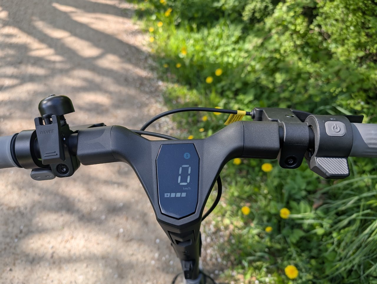 [27/04/2025] Am Lenker des Navee ST3 Pro befinden sich alle notwendigen Bedienelemente. Das integrierte Display zeigt wichtige Informationen und ist auch bei Sonnenlicht gut ablesbar.