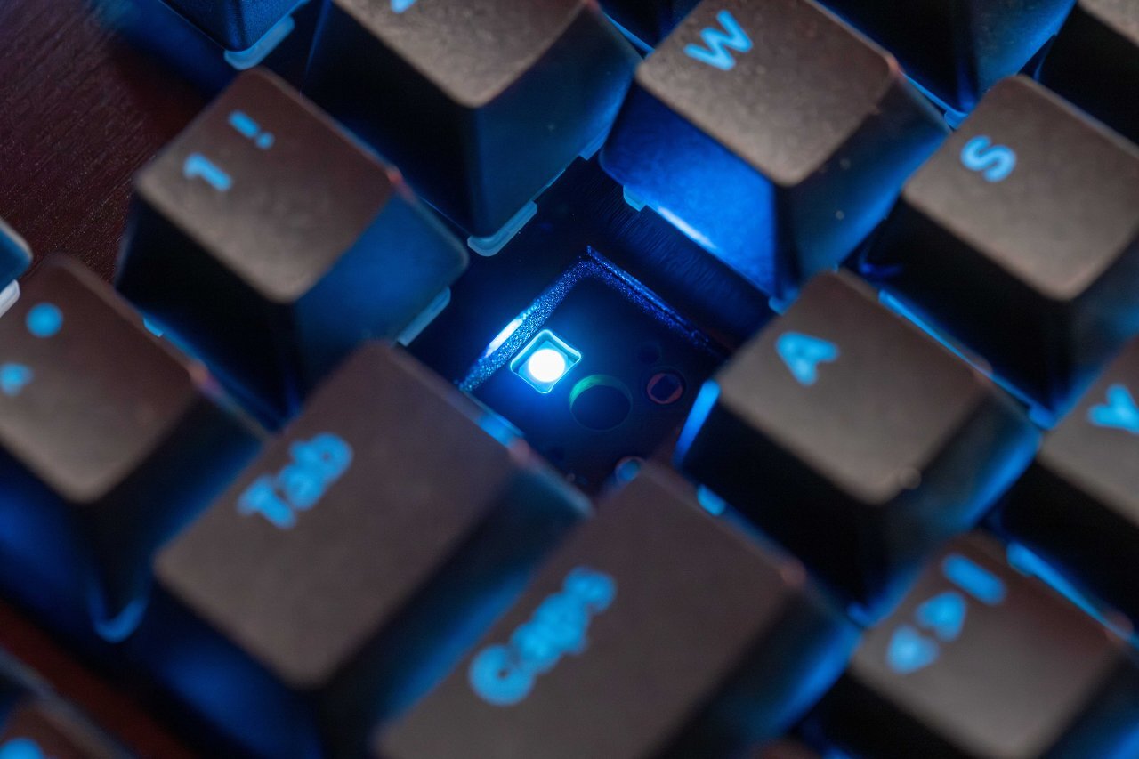 [29/04/2025] Hot-Swap-Design: Unter der Kappe sitzt die Aufnahme für austauschbare Schalter - samt freiliegender RGB-LED.