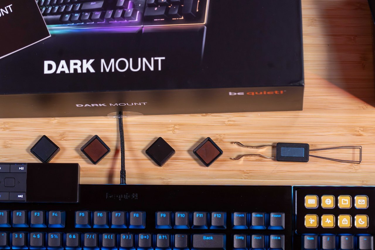 [29/04/2025] Lieferumfang der Be Quiet Dark Mount: Neben Tastatur, Media Dock und modularer Handballenauflage liegen Erhöhungen sowie ein Werkzeug zum Wechseln von Tastenkappen und Schaltern bei.