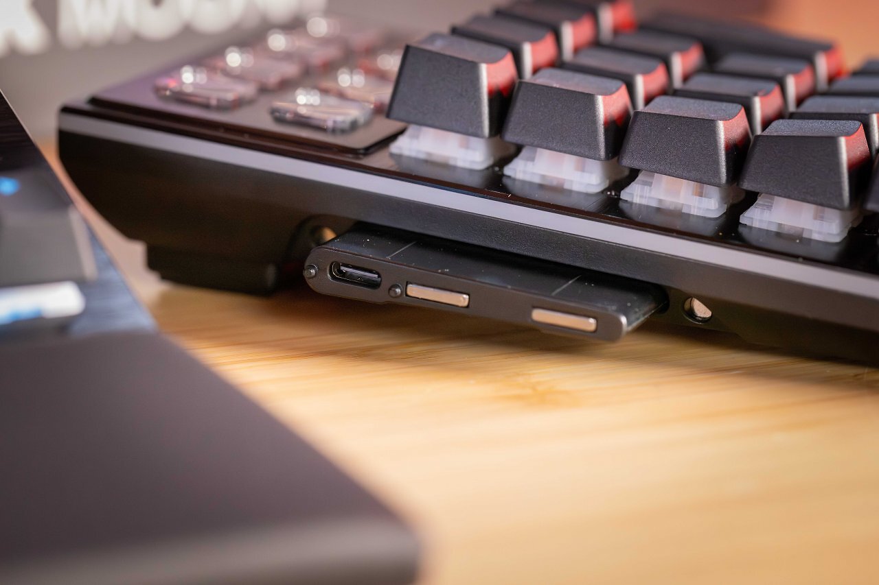 [29/04/2025] Flexible Verbindung: Der Nummernblock der Dark Mount wird per USB-C und Magnethalterung befestigt und kann je nach Bedarf links oder rechts angebracht werden.