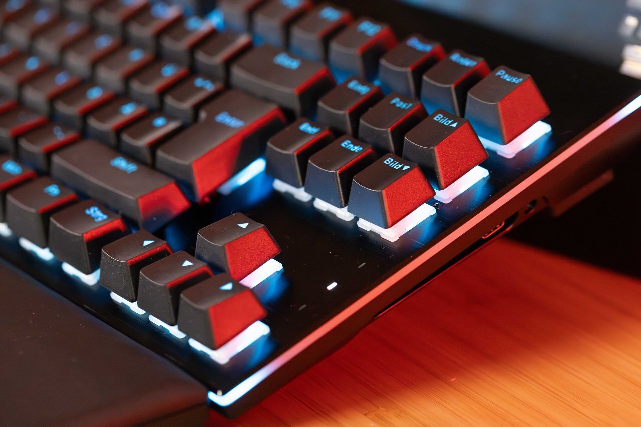 [29/04/2025] Dezente RGB-Effekte: Die Dark Mount setzt auf gleichmäßige Beleuchtung entlang der Gehäusekanten und klar strukturierte Tastenfelder für besseres Blindtippen.