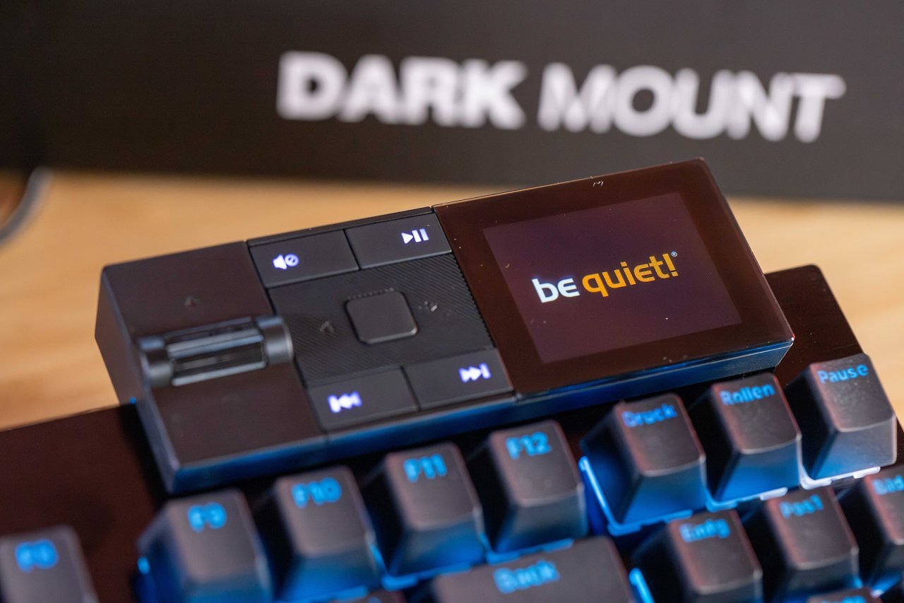 [29/04/2025] Display-Highlight: Das Media Dock der Dark Mount bietet Steuerung für Medien, Beleuchtung und Profile direkt über ein integriertes Farbdisplay.