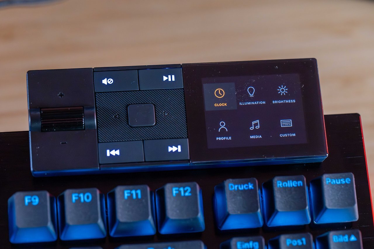 [29/04/2025] Alles im Griff: Über das Media Dock lassen sich Uhrzeit, Beleuchtung, Profile und Medienwiedergabe direkt an der Dark Mount steuern.