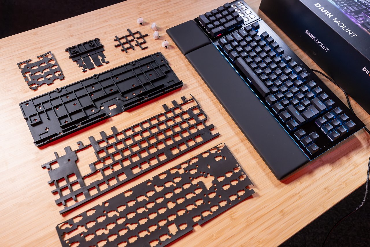 [28/04/2025] Be Quiet setzt bei Light Mount und Dark Mount auf mehrere Dämpfungsschichten zwischen PCB, Plate und Gehäuse. Sie tragen entscheidend zur leisen Akustik der Tastaturen bei.
