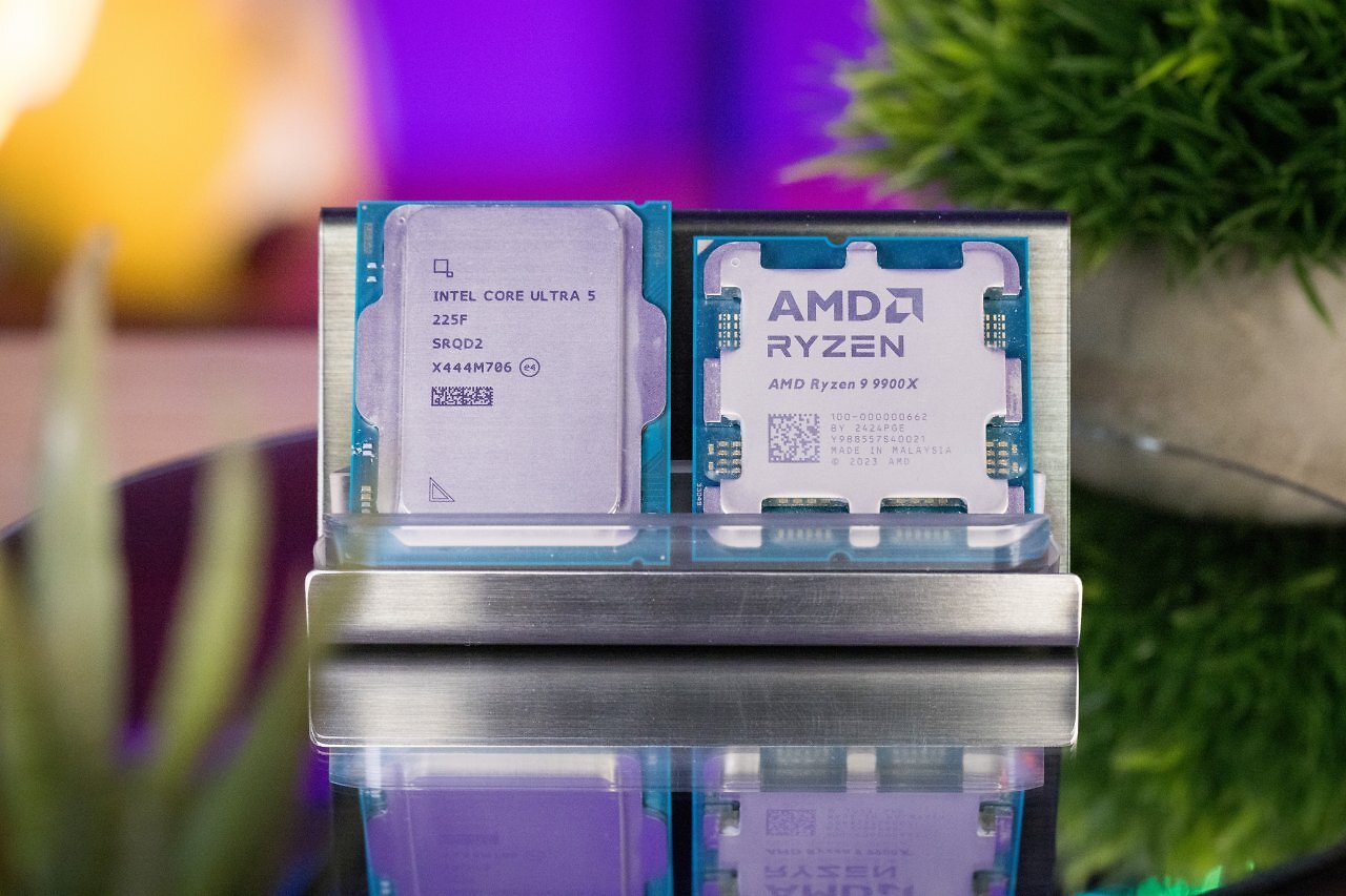 Intel- und AMD-Prozessoren nebeneinander.