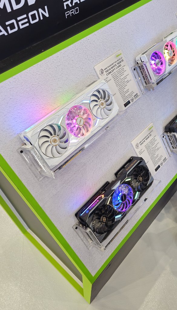 [26/05/2025] Radeon RX 9070 XT: Asrock zeigt weiße Taichi mit LC-Display (1)