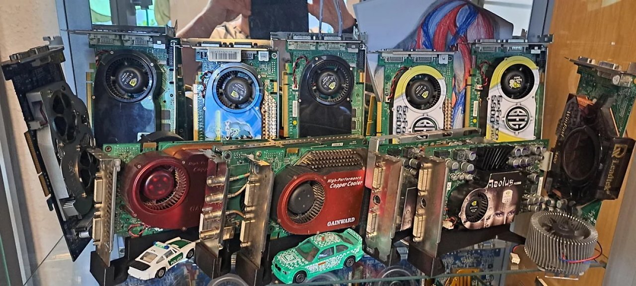 [18/05/2025] Fast ein Retro-Museum: Riesige Sammlung von Nvidia-Grafikkarten auf Reddit