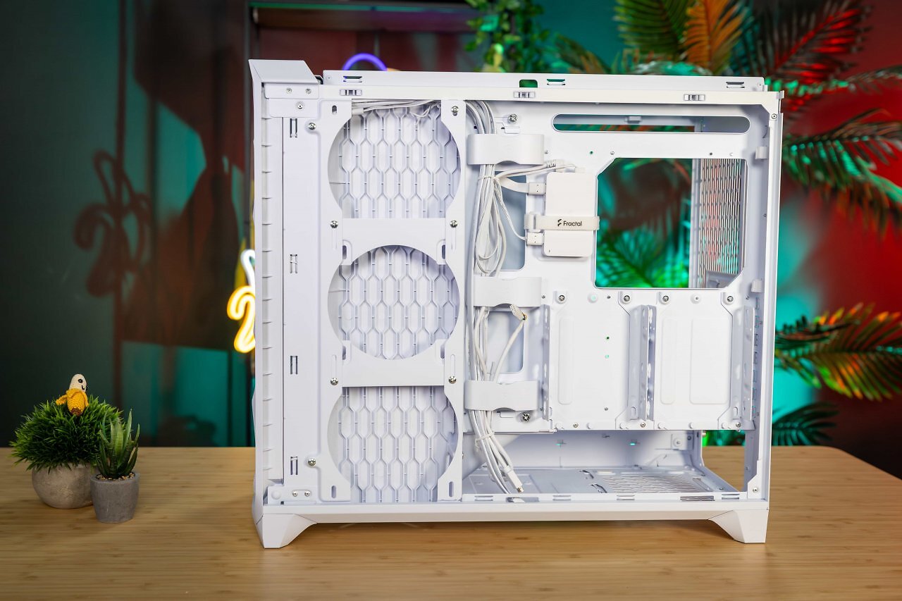 An der Seite finden bis zu drei 140-mm-L&uuml;fter oder ein Radiator Platz &ndash; daneben sitzt eine modulare Halterung f&uuml;r 2,5- oder 3,5-Zoll-Laufwerke.