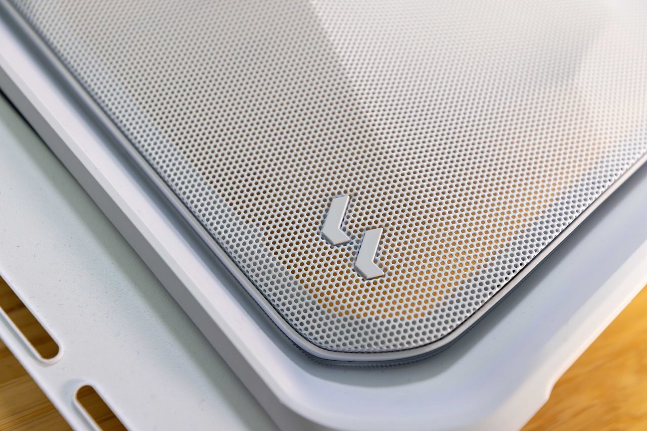 Die Frontabdeckung aus Mesh schützt vor grobem Staub und lässt sich dank Klippsystem schnell abnehmen.