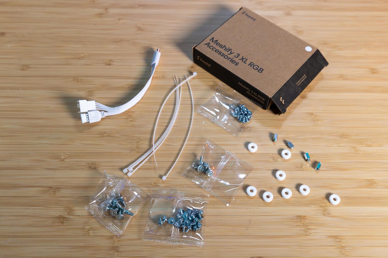 [12/05/2025] Zum Lieferumfang gehören Montagematerial, Kabelbinder, Entkoppler und Adapter - ordentlich verpackt in einer beschrifteten Zubehörbox.