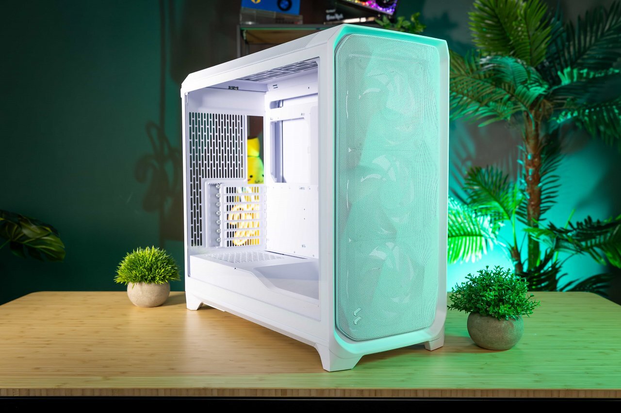 Auch im ausgeschalteten Zustand wirkt das Meshify 3 Ambience Pro RGB dank klarer Linienf&uuml;hrung und Mesh-Front sehr aufger&auml;umt.