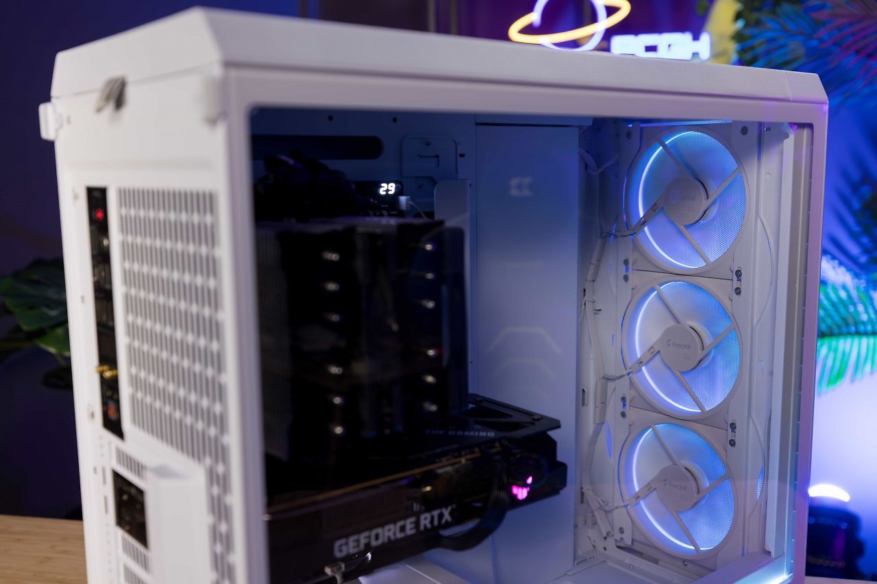 [12/05/2025] Das Meshify 3 XL Ambience Pro RGB wird serienmäßig mit drei beleuchteten 140-mm-Lüftern ausgeliefert.