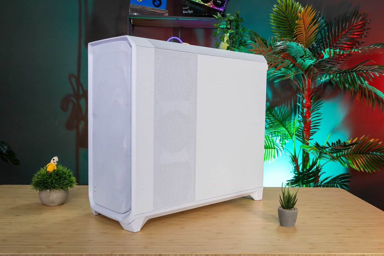 Hinter dem perforierten Seitenteil lassen sich optional bis zu drei 140-mm-L&uuml;fter montieren &ndash; ideal f&uuml;r zus&auml;tzliche Frischluft im GPU-Bereich.