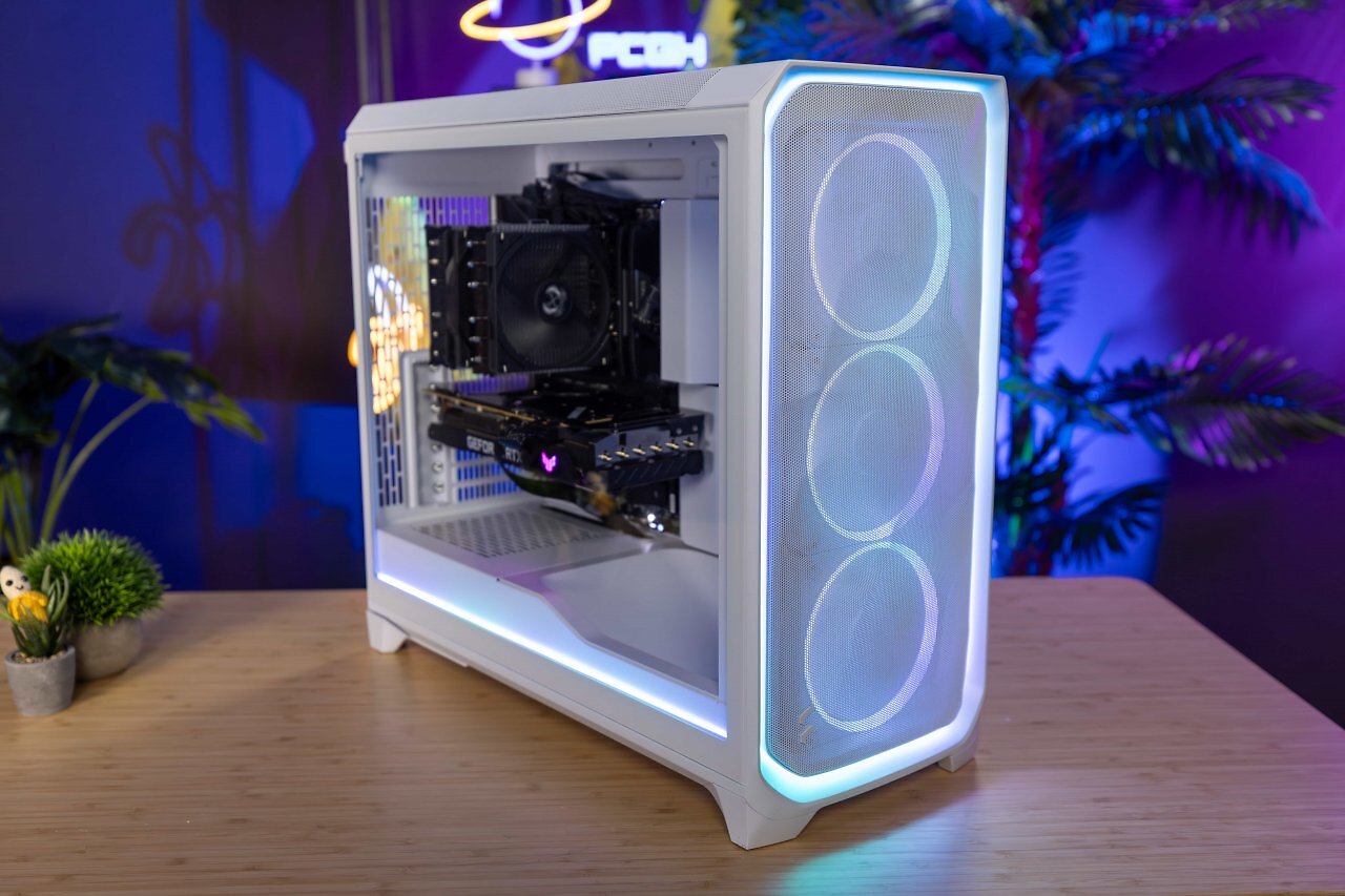 [12/05/2025] Im aufgebauten Zustand zeigt das Meshify 3 XL Ambience Pro RGB seine Stärken: viel Platz, gute Kühlung und stimmige RGB-Beleuchtung.