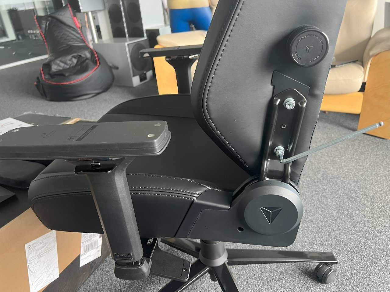 [28/05/2025] Secretlab Titan Evo Nanogen XL: Aufbau im Detail, Schritt 15