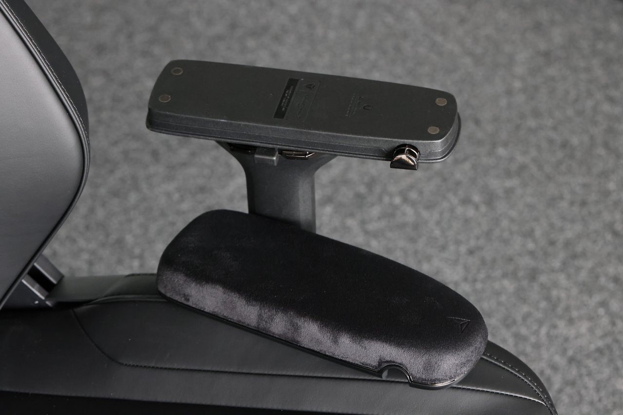 [30/05/2025] Ein Extra, das beim Secretlab Titan Evo Nanogen XL im Kaufpreis inbegriffen ist, sind flexible 4D-Armlehnen mit wechselbaren Cloud-Swap-Auflagen