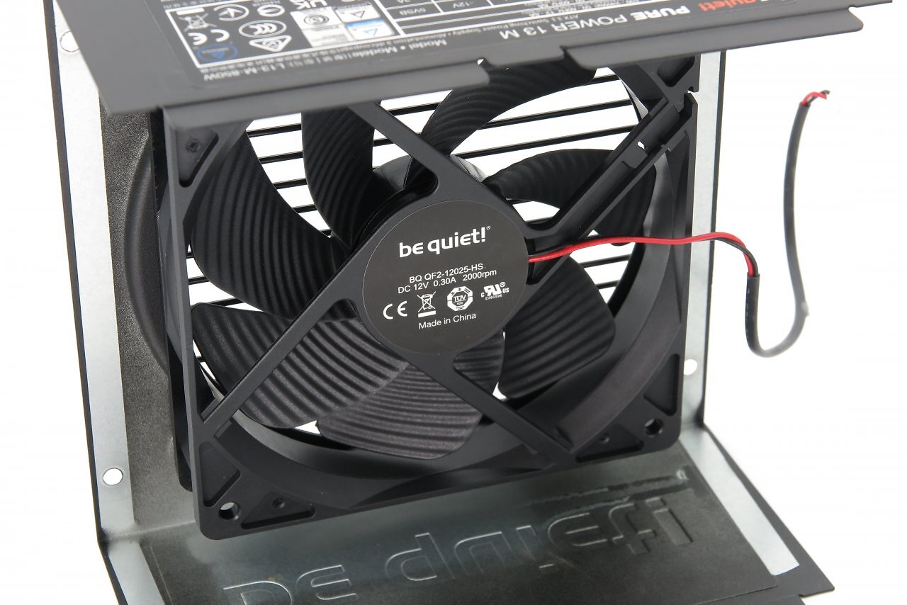 [10/06/2025] Der 120-mm-Lüfter mit Kugellager (BQ QF2-12025-HS) findet bei der Pure-Power-Serie häufiger Verwendung (auch schon bei der ATX-2.53-11-FM-Reihe).
