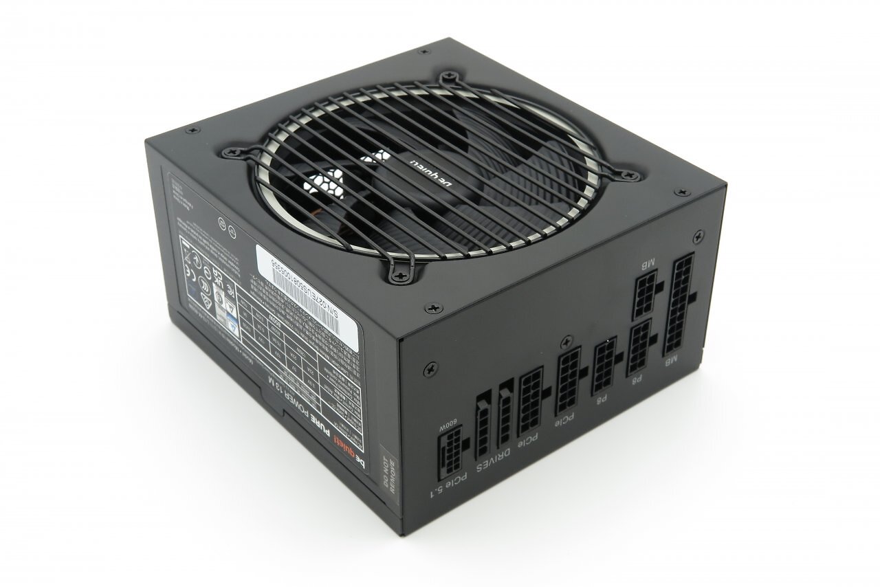 [10/06/2025] An der PSU-Seite bleiben abseits der 12V-2×6-Buchse (H++, bei 850 W mit 600-W-Codierung) die von Be Quiet gewohnten proprietären Stecker.