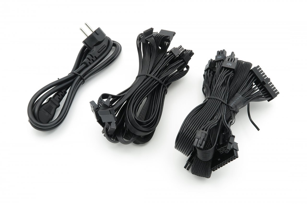 [10/06/2025] Die Kabel des Be Quiet Pure Power 13 M sind im Grunde lose im Karton eingelegt. Eine Kabeltasche liegt nicht bei. Abseits des mesh-ummantelten ATX- und 12+4-Pol-600-W-Kabels sind die Adern nicht gesleeved. Der relativ starre Kunststoff erschwert minimal die Kabelhandhabe.