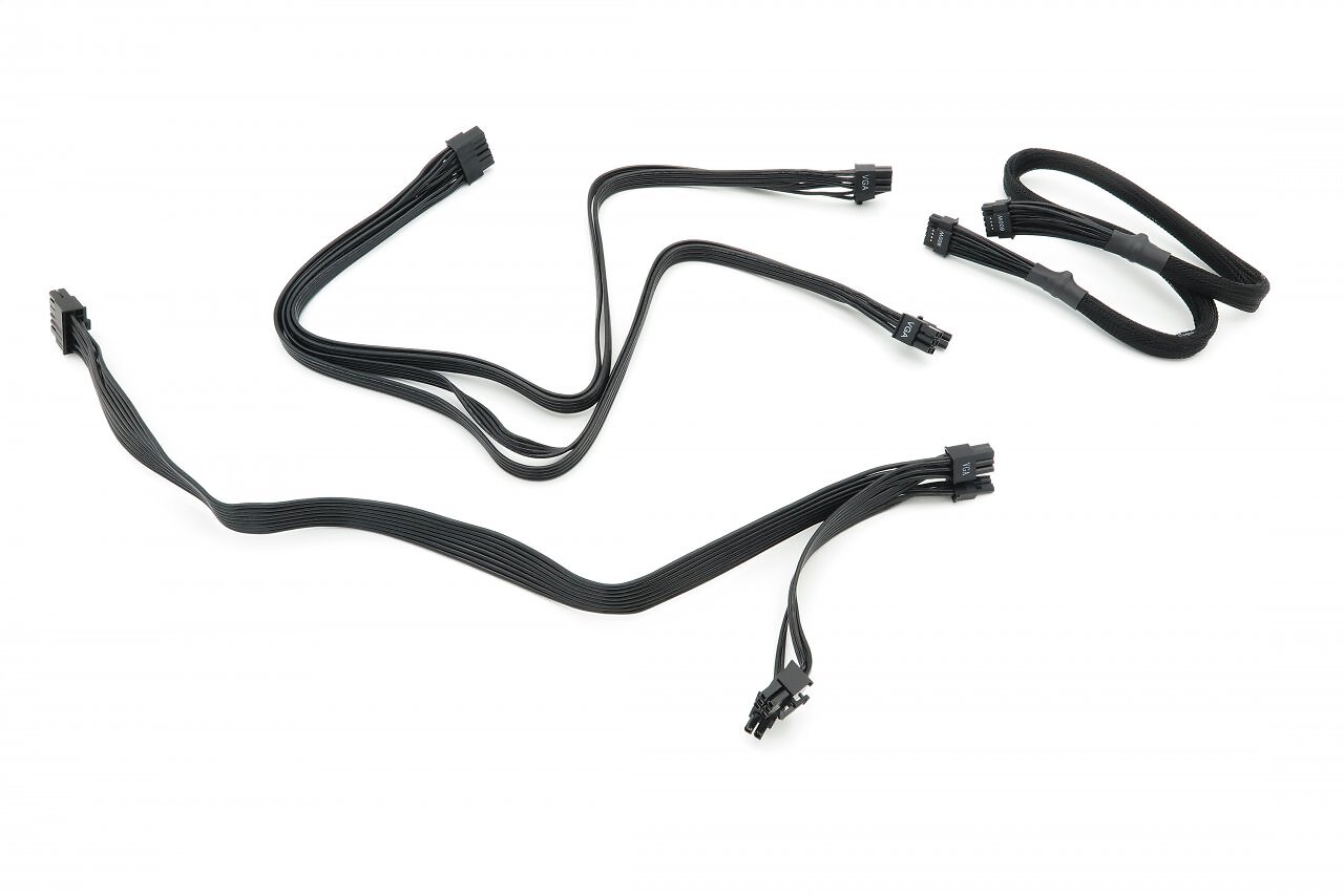 [10/06/2025] Die Kabel des Be Quiet Pure Power 13 M sind im Grunde lose im Karton eingelegt. Eine Kabeltasche liegt nicht bei. Abseits des mesh-ummantelten ATX- und 12+4-Pol-600-W-Kabels sind die Adern nicht gesleeved. Der relativ starre Kunststoff erschwert minimal die Kabelhandhabe.