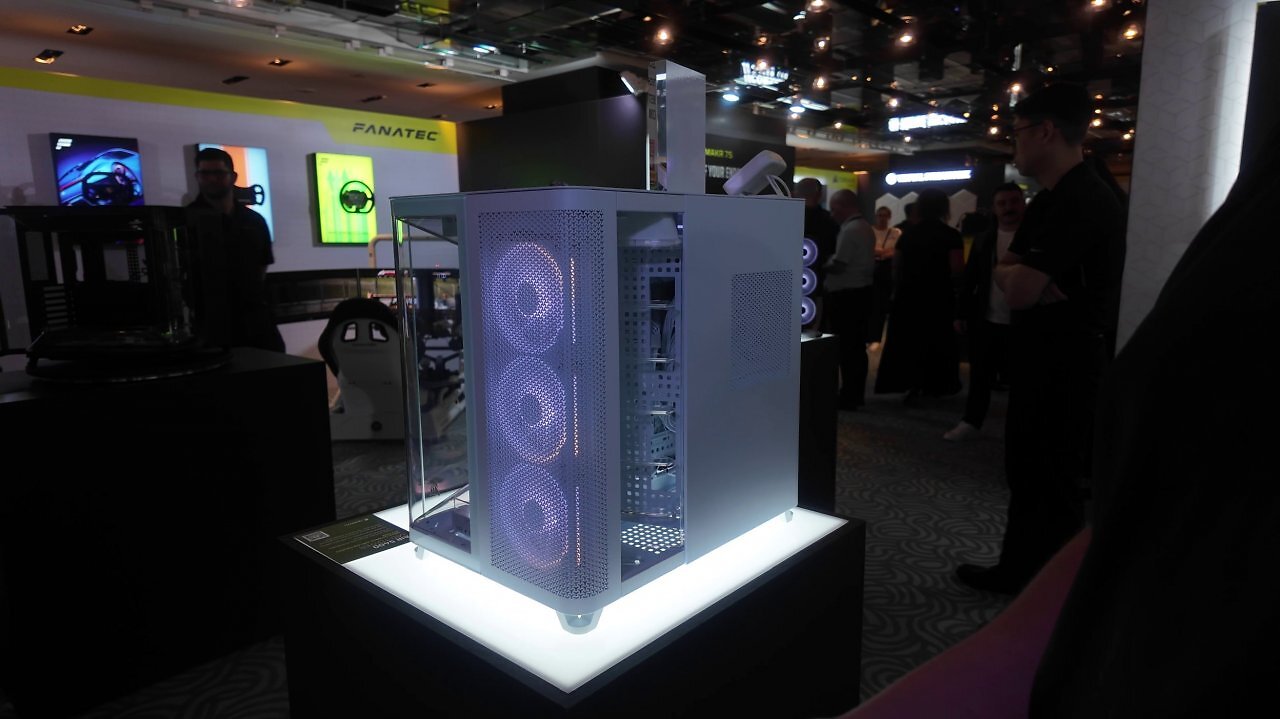 [03/06/2025] Auf der Computex 2025: Zu Besuch bei Corsair. Das Air 5400 ist vor allem für 360-mm-Kompaktwasserkühlungen prädestiniert. Sowohl am Heck als auch an der Front ist das Glas abgerundet. An der Unter- und (da eher dekorativ der) Oberseite befinden sich transparente Luftführungstunnel. Als Drei-Kammer-Gehäuse sind AiO-Kühlungen an der rechten Seite komplett abseits der Innenkammer mit Temperaturvorteil.