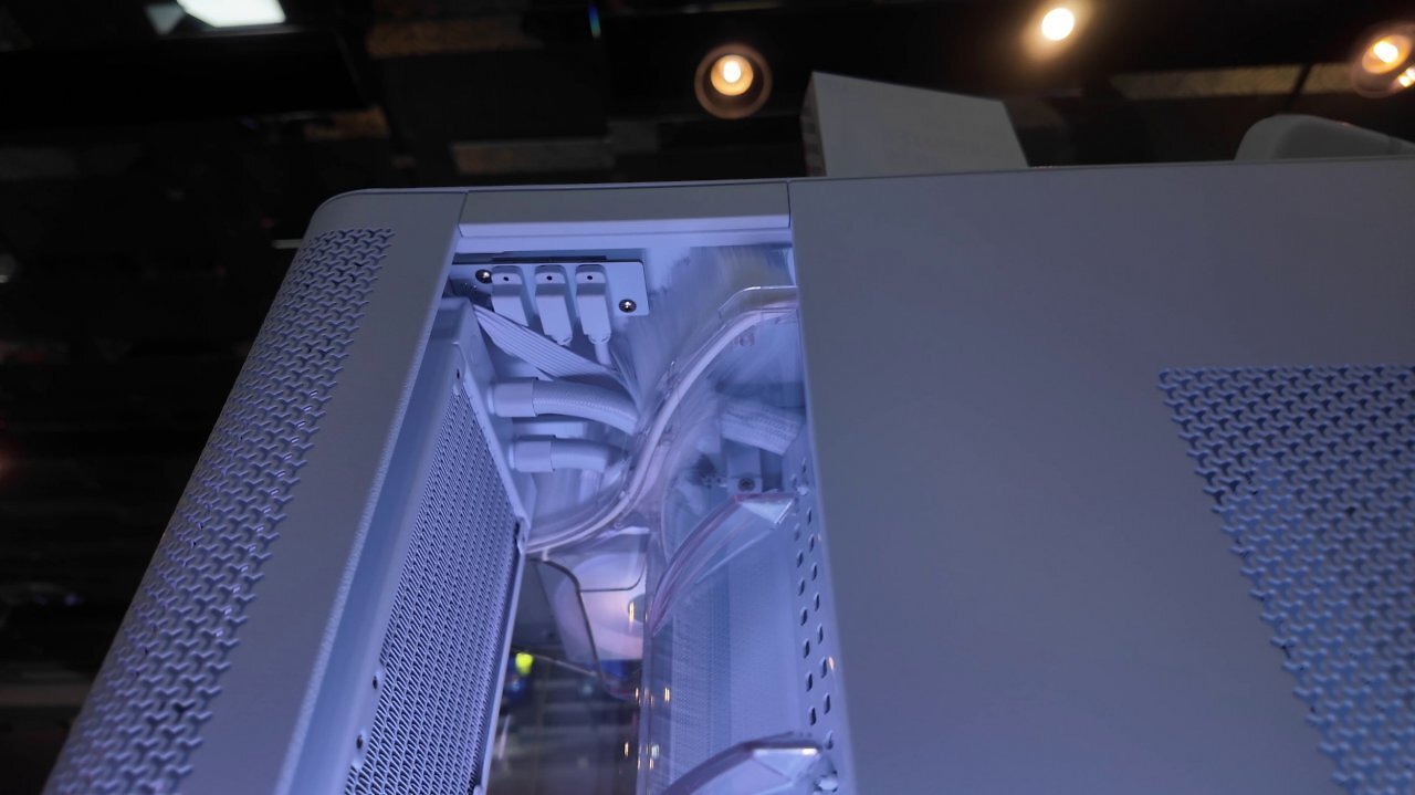 [03/06/2025] Auf der Computex 2025: Zu Besuch bei Corsair. Das Air 5400 ist vor allem für 360-mm-Kompaktwasserkühlungen prädestiniert. Sowohl am Heck als auch an der Front ist das Glas abgerundet. An der Unter- und (da eher dekorativ der) Oberseite befinden sich transparente Luftführungstunnel. Als Drei-Kammer-Gehäuse sind AiO-Kühlungen an der rechten Seite komplett abseits der Innenkammer mit Temperaturvorteil.