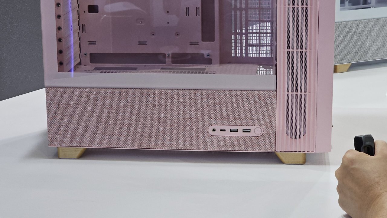 [03/06/2025] Auf der Computex 2025: Zu Besuch bei Tryx. Stoffgehäuse dürfen auch nicht fehlen, zumindest als Hingucker. Das Tryx Flova kommt in drei Farbausführungen mit Stoff an der Front und der Seite. Abermals aus Holz: die Standfüße.