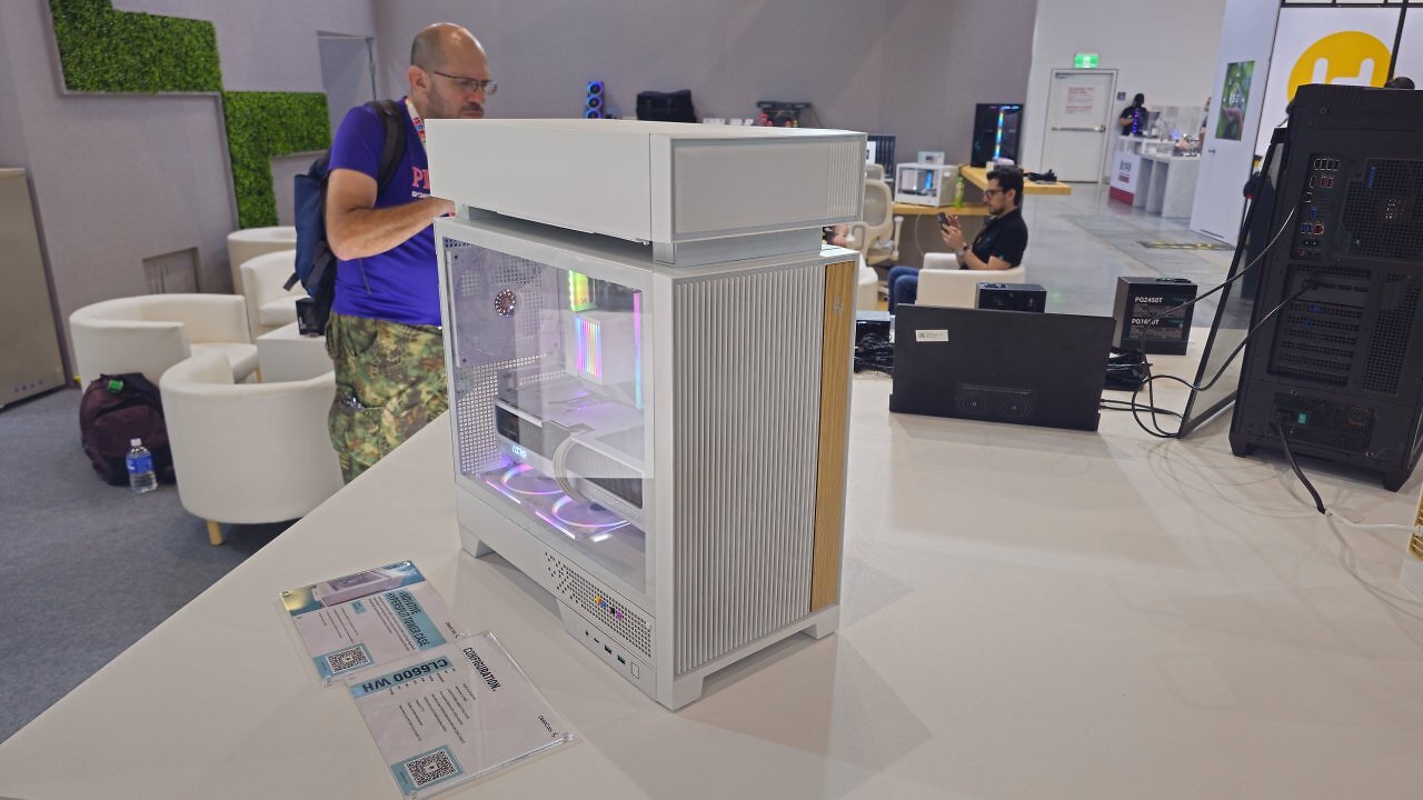[03/06/2025] Auf der Computex 2025: Zu Besuch bei Deepcool. Ähnlich wie bei den mit Holz versehenen CPU-Kühlern gibt es beim CL6600 Holzdeko. Der Clou beim CL6600: Die an der Oberseite vorangebrachte 360-mm-Kompaktwasserkühlung ist räumlich vom Innenraum getrennt.
